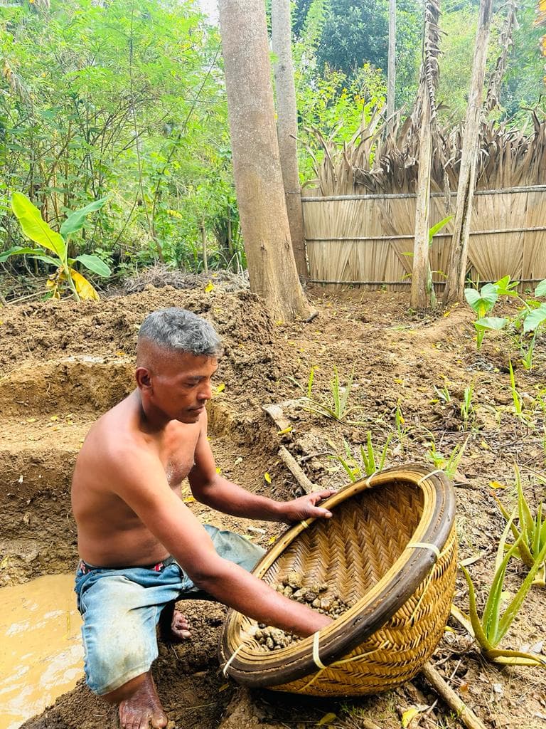 A local grower sharing traditional knowledge